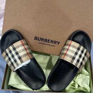 NWT Burberry Check Slide Sandals kids size EU33 US2